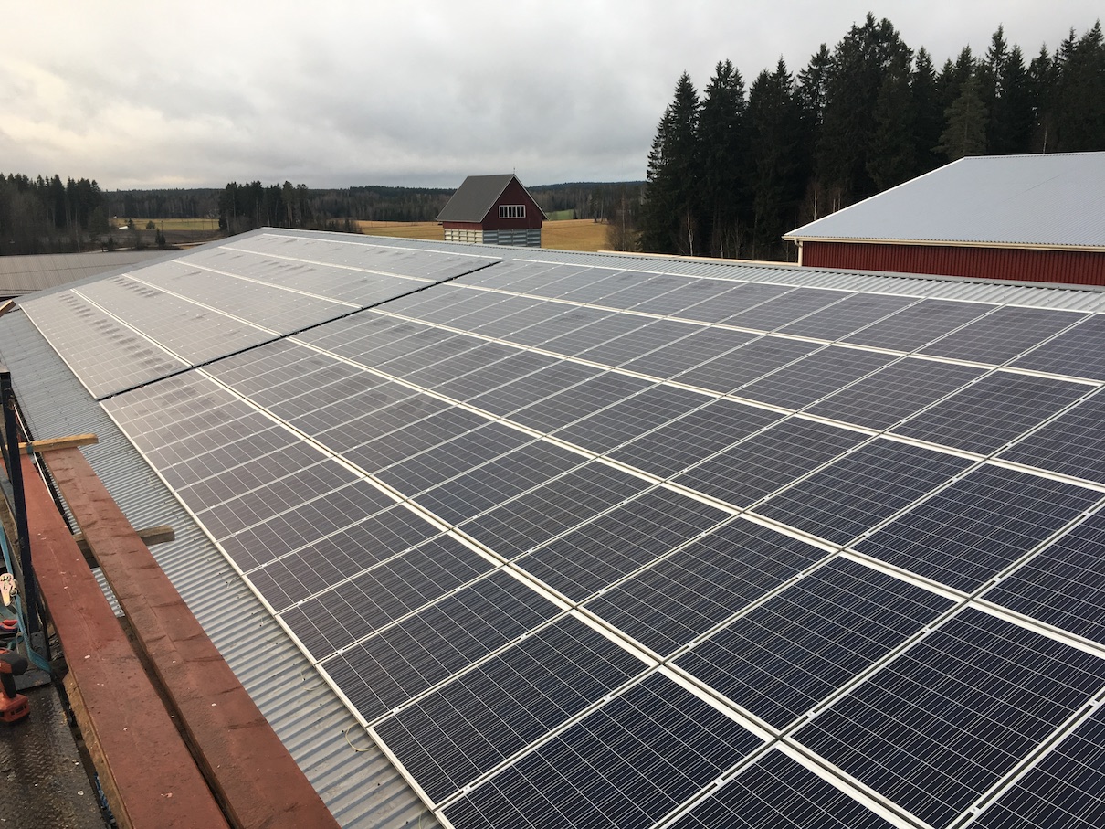 Maatilalle asennetut aurinkopaneelit