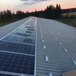 Aurinkopaneelien asennuksen alkutaipaleella Luhtikylässä
