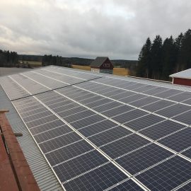 Aurinkopaneeleita talon katolla Luhtikylässä