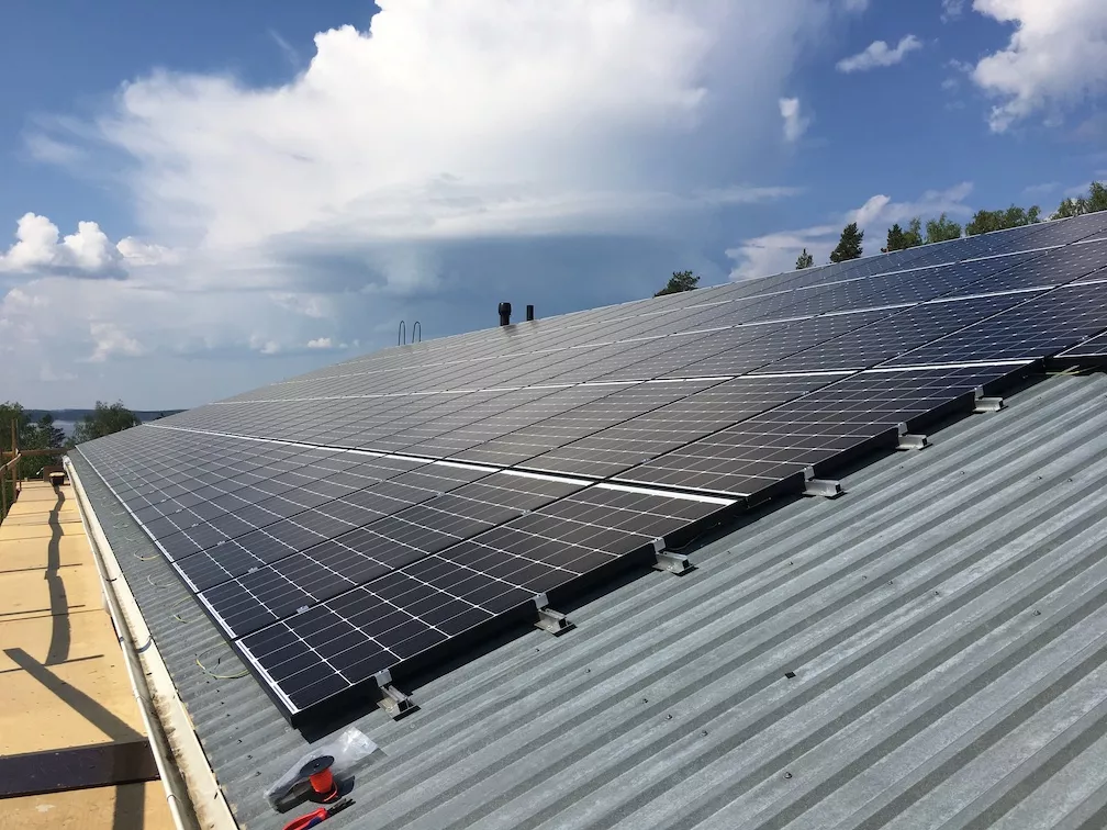 Aurinkokeräimet ja aurinkopaneelit Jyväskylässä asentaa SolarBiox. Olemme aurinkopaneelien ammattilainen Jyväskylässä. Laadukkaat aurinkopaneelit Jyväskylän alueella kannattaa hankkia asiantuntevalta ammattilaiselta, joka osaa asennuksen kaikkine yksityiskohtineen.